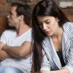 Schweigendes Pärchen auf Sofa, das gerade einen Streit hatte