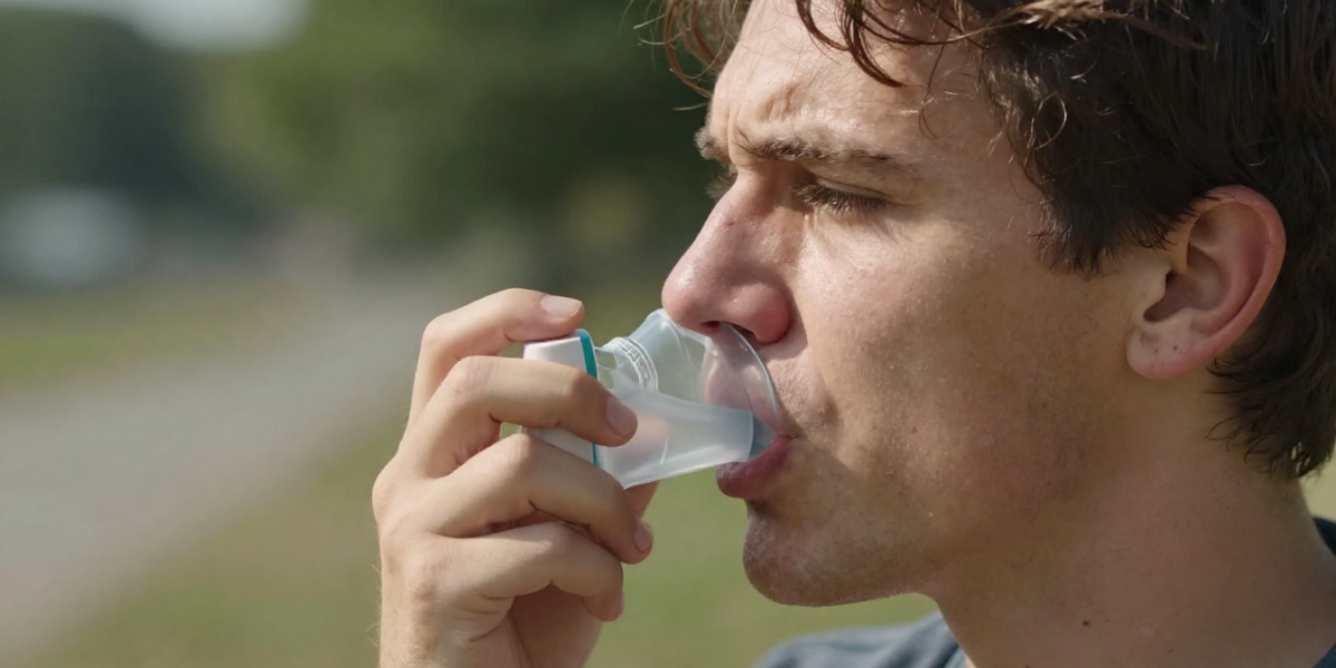 Personne asthmatique en difficulté respiratoire pendant une canicule