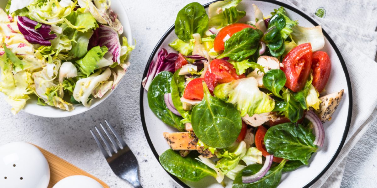 Salade printanière saine avec poulet grillé, légumes frais et herbes aromatiques