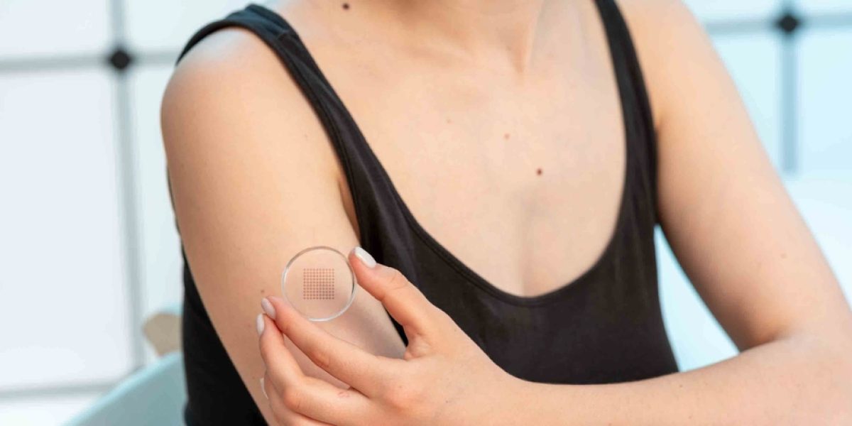 Jeune femme appliquant un patch contraceptif microneedle transdermique en gel sur son bras.