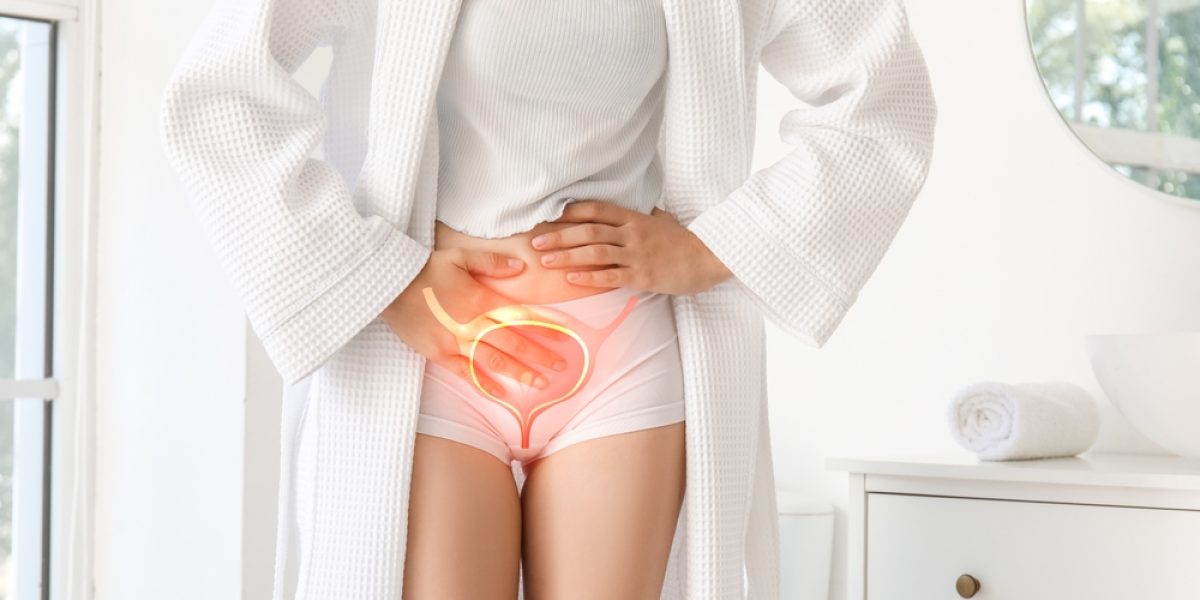 Jeune femme souffrant de cystite dans les toilettes, illustrant la cystite récidivante