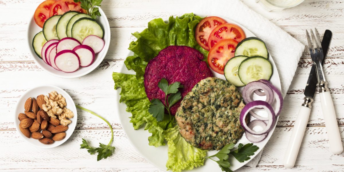 Repas équilibré avec protéines maigres, légumes colorés, céréales complètes et bonnes graisses, soutenant un traitement GLP-1.